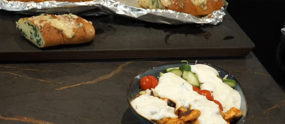 Griechische Souvlaki Bowl mit Knoblauchbaguette