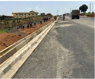 Construction de la route Kumbo – Ndu (39 km) dans la région du Nord-ouest : la mise en œuvre de la couche de base évolue.