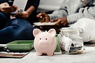 madre-ensenando-su-hija-acerca-de-los-ahorros.jpg