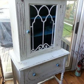 Pinated Hutch White Blue
