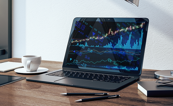 Trading Chart mit Indikatoren am Laptop