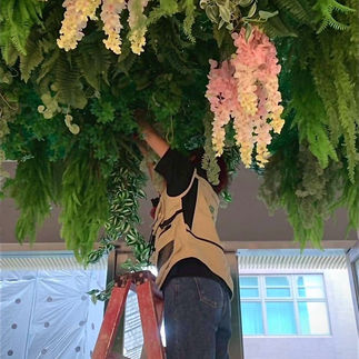 人造植生牆由專業園藝師調整確保招財風水景觀
