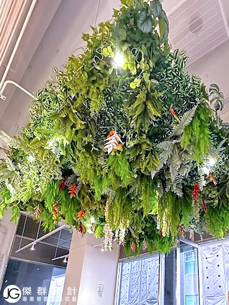 店面裝潢設計的氛圍幫手包含大面積人造植物