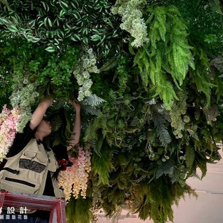 挑高店面使用人造花草只要成功營造氛圍就能招財