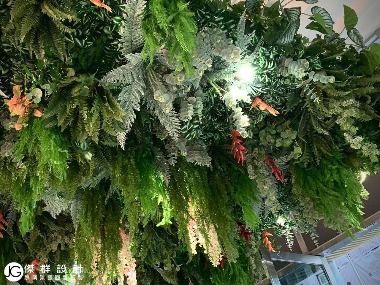 百貨商場與商業店家善用免澆水零維護的人造植物牆有效改善工作環境