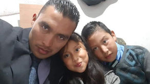 Padre Soltero, Guatemala City, Guatemala, Saluda Amablemente