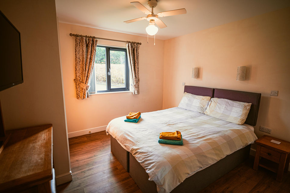 Caban Nant Ddu master bedroom