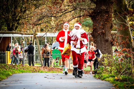 Two Santas jog, Christmas run