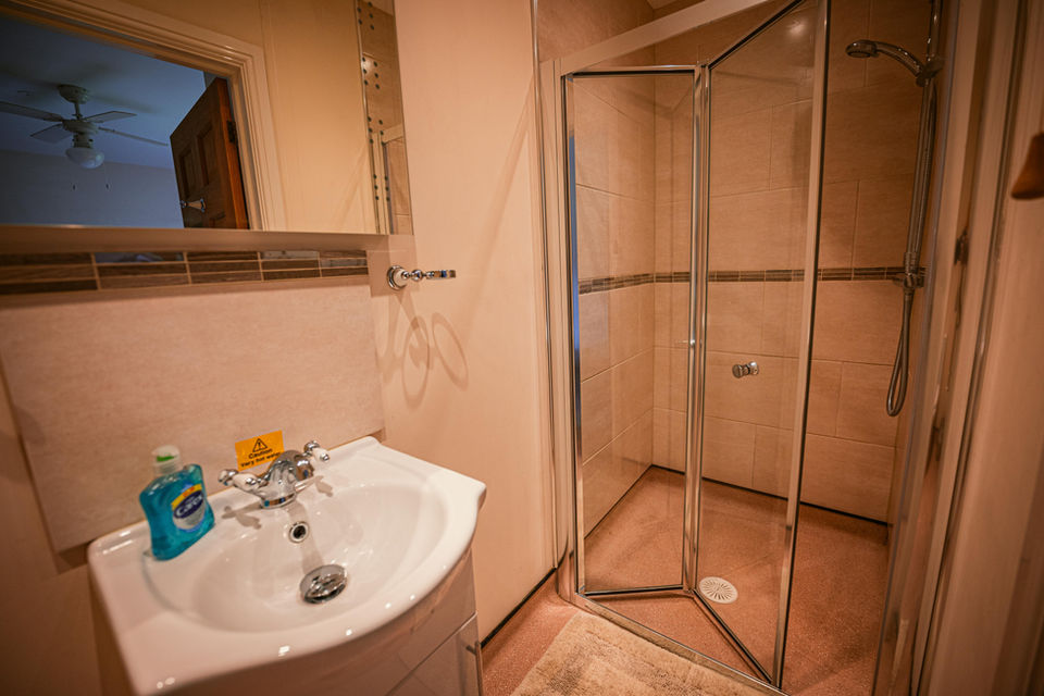 Caban Nant Ddu master bedroom toilet and shower