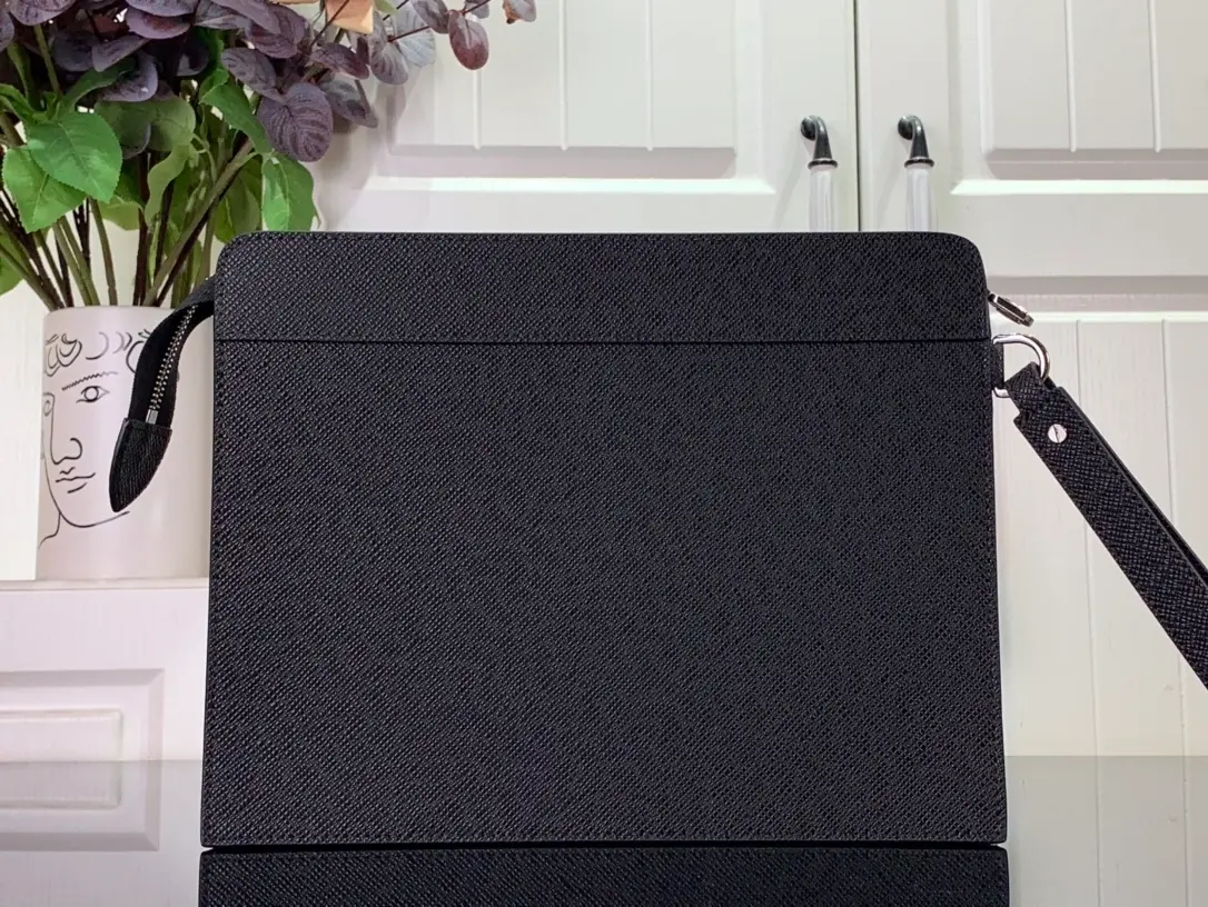 Louis Vuitton 】 루이비통 스크래치 타이가 스탠딩 클러치