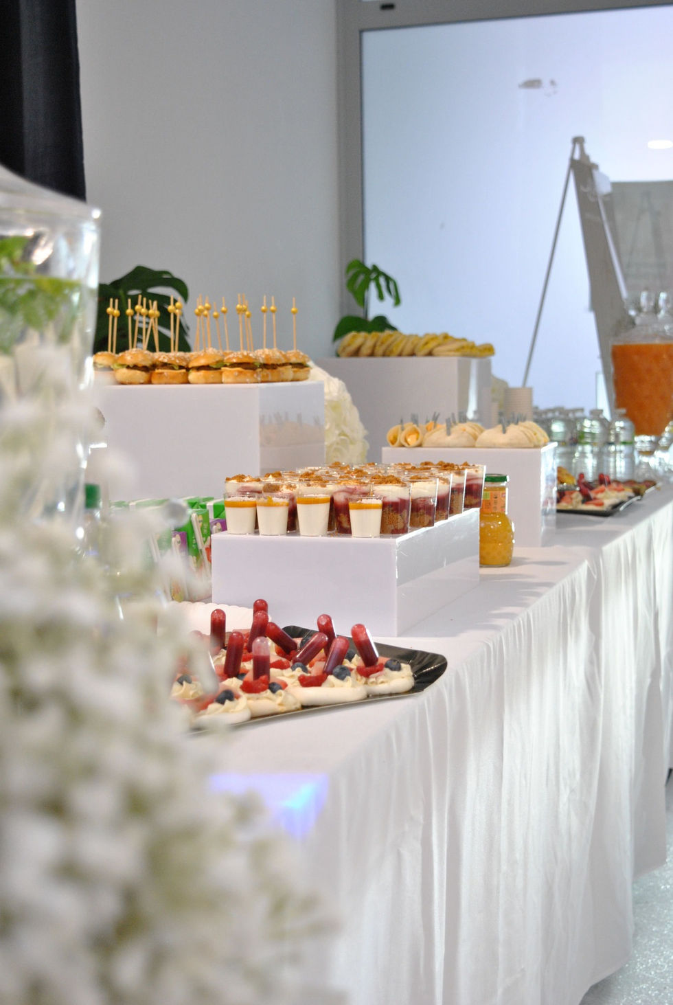 Photographie de mariage à Eguisheim, capturant les détails de la décoration dans une ambiance raffinée. Photo professionnelle de mariage en Alsace, mettant en valeur les émotions, la lumière naturelle et l’authenticité du moment.