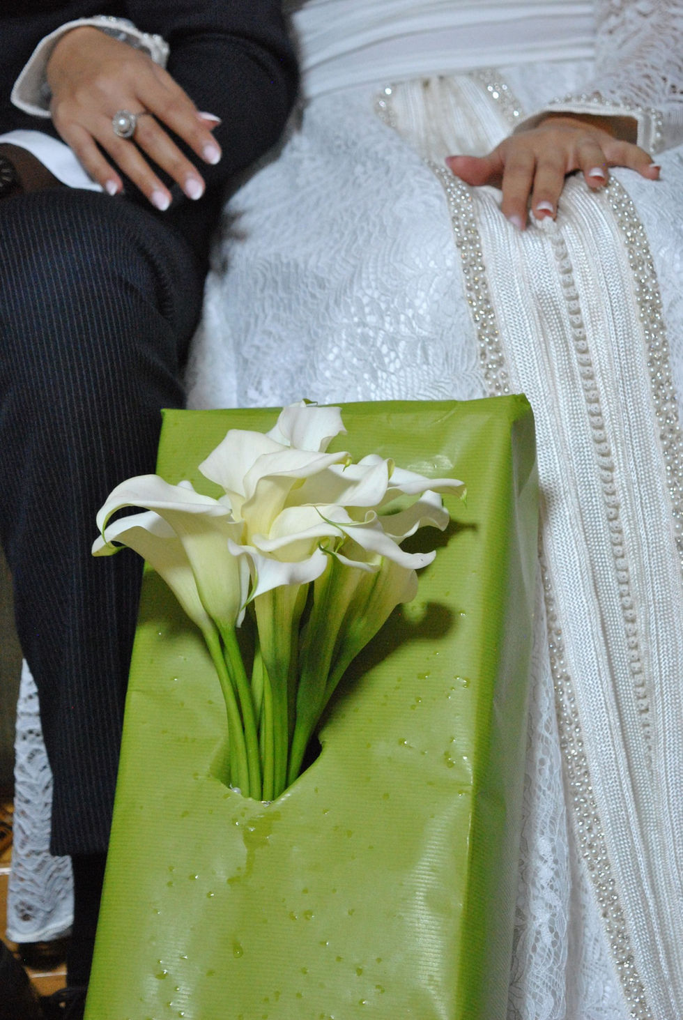 Photographie de mariage à Riquewihr, capturant le couple lors de la cérémonie dans une ambiance émotive. Photo professionnelle de mariage en Alsace, mettant en valeur les émotions, la lumière naturelle et l’authenticité du moment.