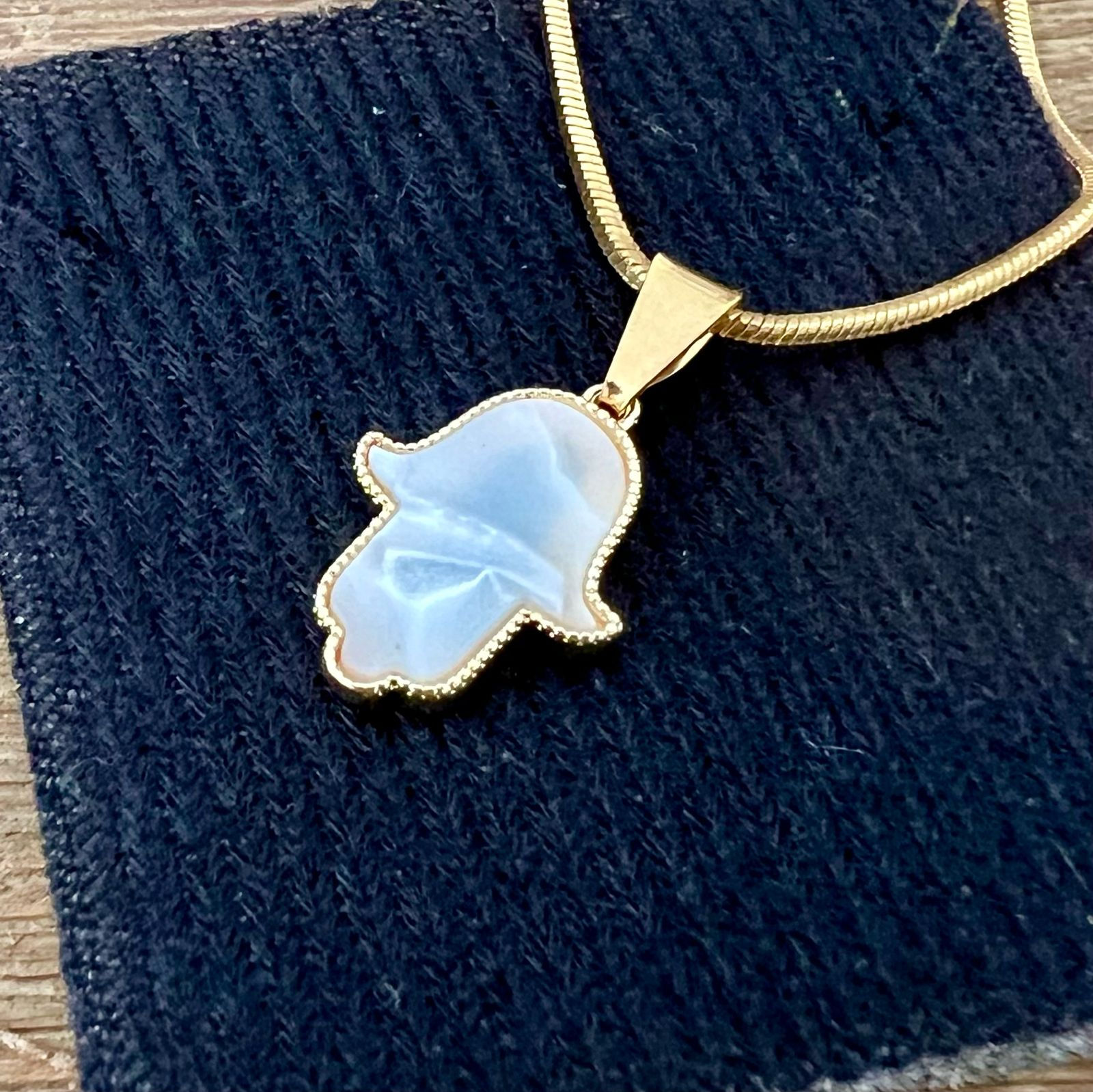 Colar Hamsa branco com dourado folhado.