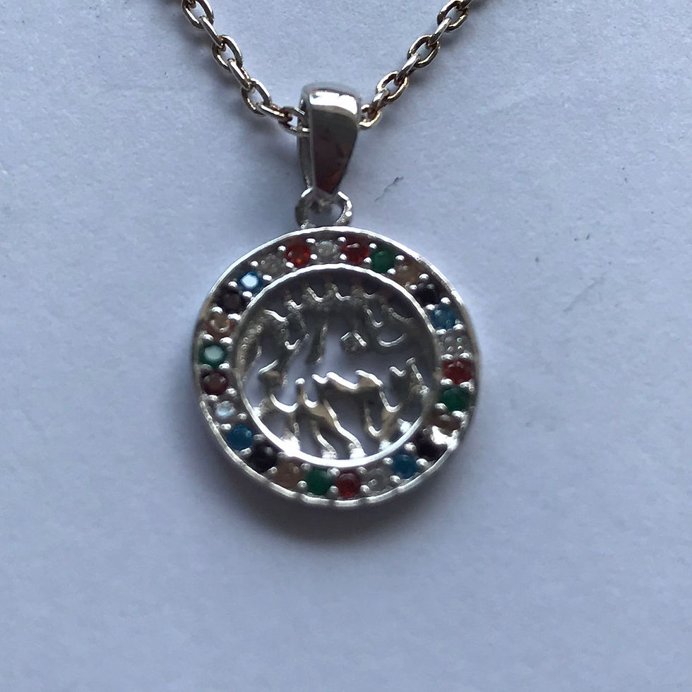 Colar Shema Israel com pedrinhas coloridas de prata.