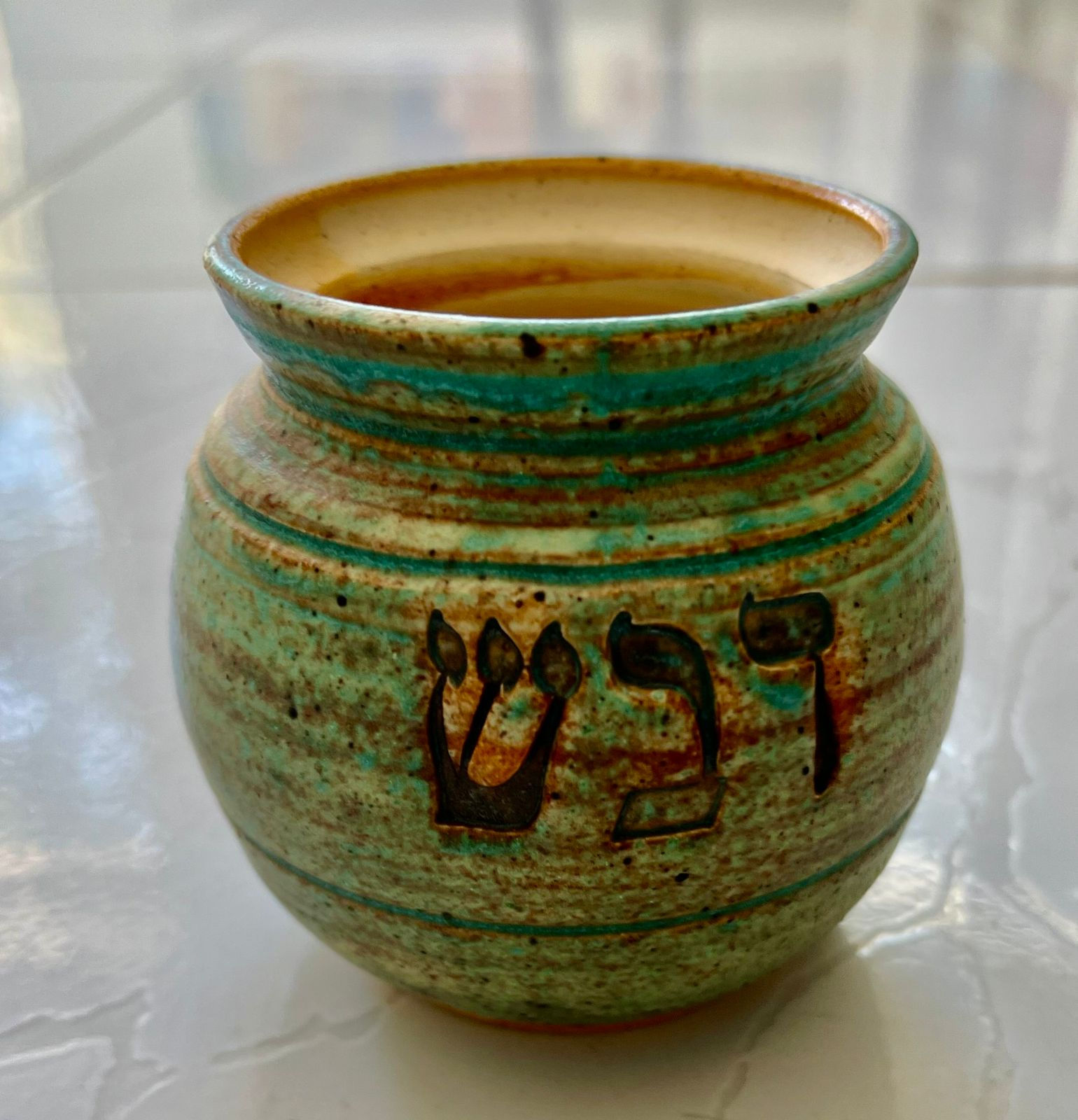 Pote de mel decorativo para Rosh Hashana.