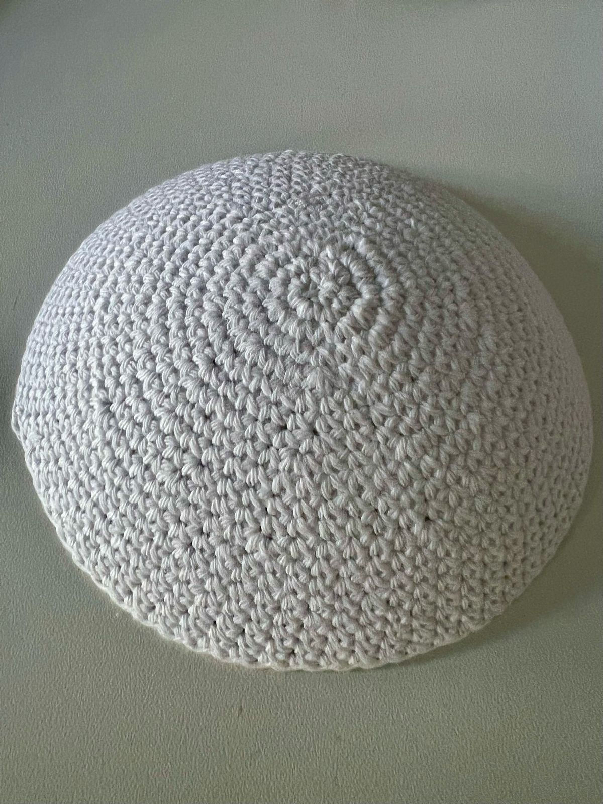 Kipa branca de croche  .