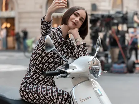 "Emily in Paris" arrancó la producción de su nueva entrega, Lily Collins compartió una selfie en su cuenta de Instagram 🤩🎬✨