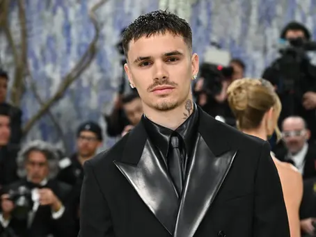 🎾🔥 ¡De las pasarelas al set! Romeo Beckham debuta como actor en una película de tenis, un drama romántico deportivo que promete subir la temperatura 🎬✨