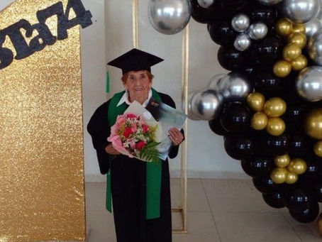 Abuelita se vuelve viral tras culminar su bachillerato👵🏻🎓📃 ¡La edad NUNCA es un impedimento! 👏