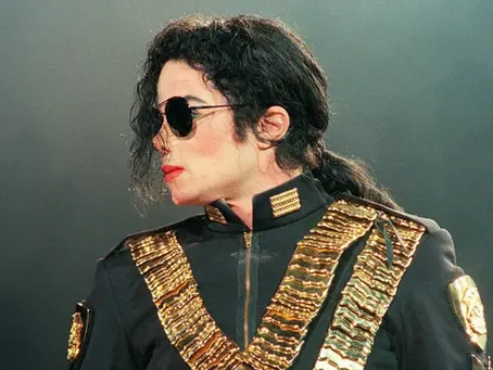 🎬 Revelan escenas eliminadas sobre abusos en película de Michael Jackson, ¡el material fue eliminado en el corte final! 😱⚠️