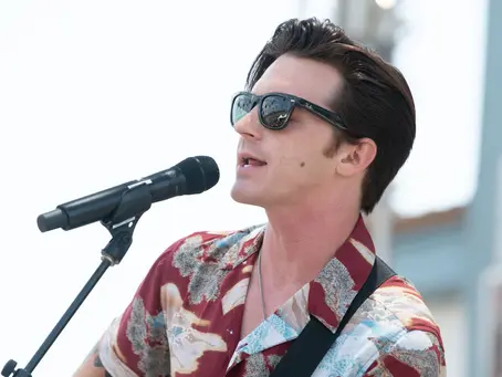 ¡Del amor al odio! Drake Bell es criticado por despedir a trabajador en medio de su presentación en la Feria de Puebla 🥹🤯😳