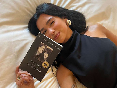 ¿Sabías que Dua Lipa tiene su propio club de lectura?😱 ¡Aquí te decimos cómo unirte!📚🤓