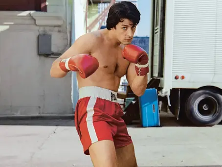 🎙️🥊🎬 ¡Ya salió el PRIMER tráiler de “I Play Rocky”, la película sobre cómo Sylvester Stallone cambió Hollywood! 😭🔥
