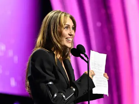 Miley Cyrus es nombrada la "Leyenda de Disney" más joven gracias a su carrera artística👏🏻🏆