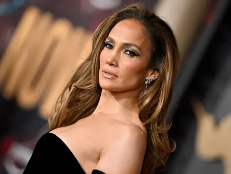 Jennifer López deslumbra en India: habría cobrado 2 MDD por cantar en la boda de la heredera Netra Mantena💰✨ 
