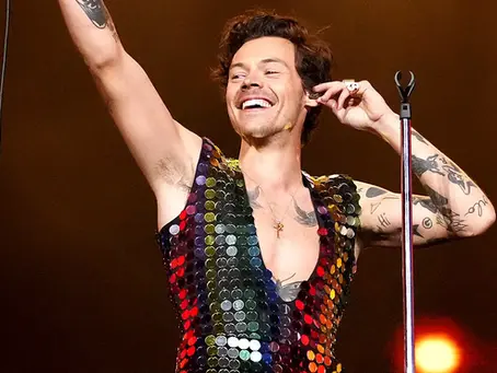🎙️🕷️😂 ¡Harry Styles sufrió una caída en pleno concierto… y su reacción conquistó a todos! 💚✨