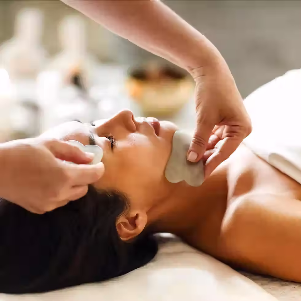 Zeigt Gua Sha Massage im Gesicht