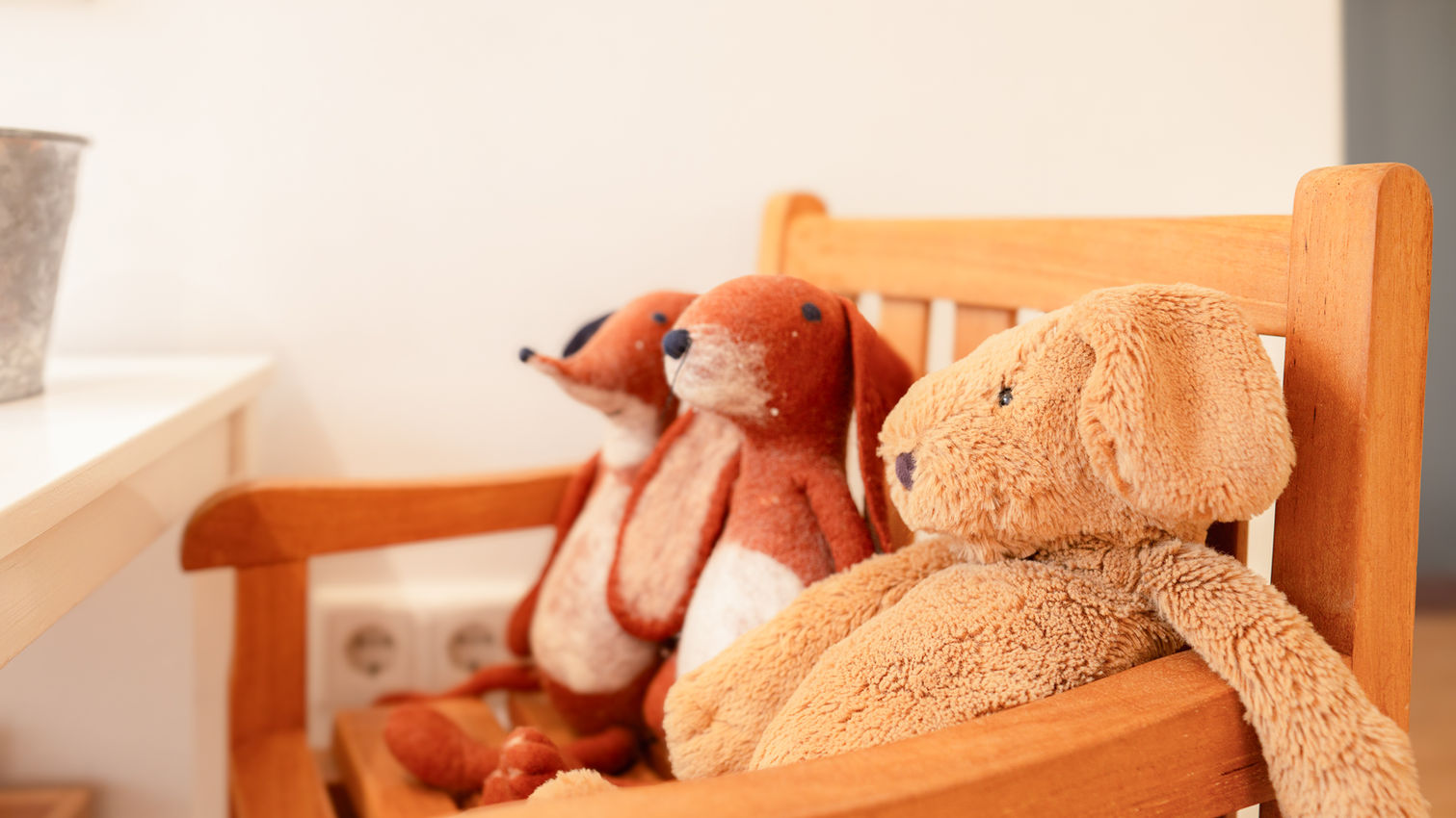 Stofftiere auf einer Holzbank in einer Praxis