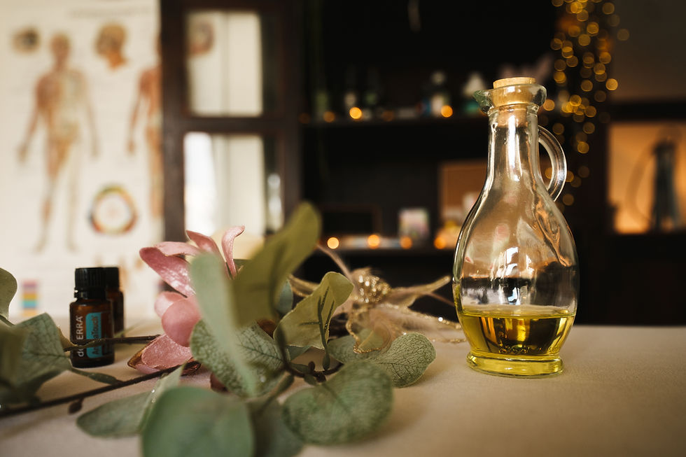 Ölflasche mit Eukalyptus in Wellness-Umgebung