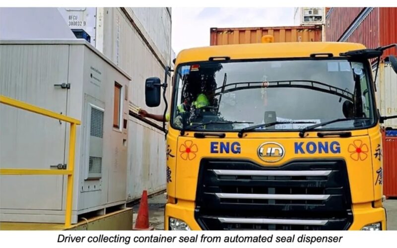 Eng Kong, Singapur'un İlk Otomatik Konteyner Mühür Dağıtım Sistemini Başlattı