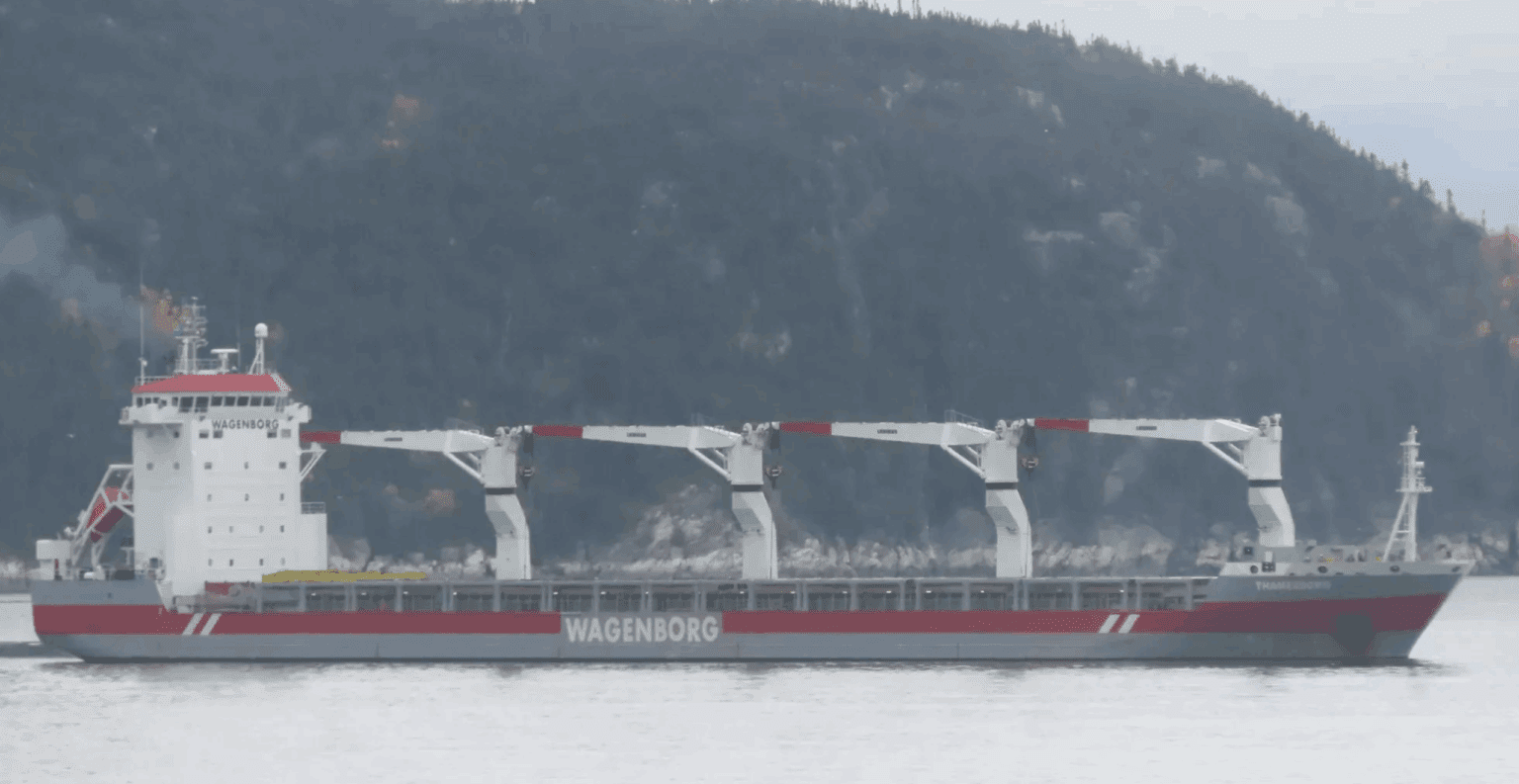 Çin’den Kanada’ya giderken Arktik’te karaya oturan genel kargo gemisi Thamesborg, iki aylık zorlu kurtarma sürecinin ardından güvenli şekilde Baie Comeau Limanı’na ulaştı.