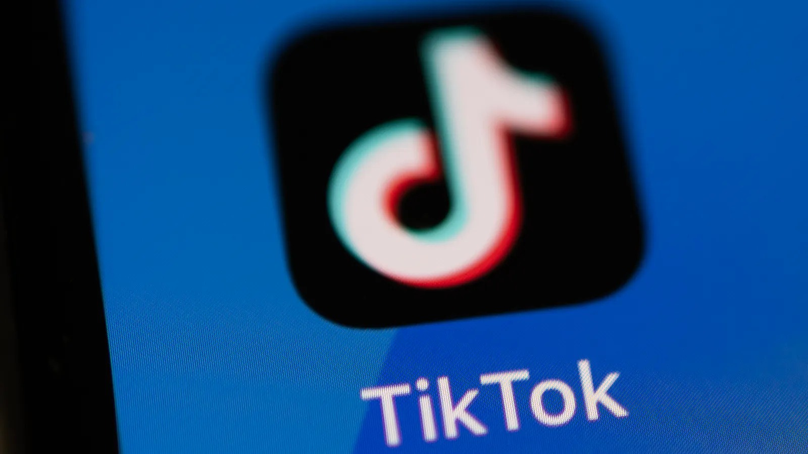TikTok Shop’un USPS gönderi etiketlerini yalnızca TikTok Shipping üzerinden satın alma zorunluluğu, satıcıların operasyonel süreçlerine etkisi, maliyet riskleri ve alternatif taşıyıcı stratejilerini kapsayan detaylı değerlendirme.