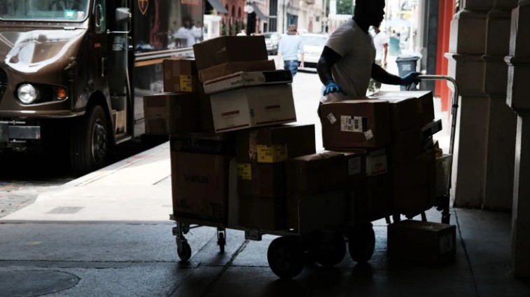 UPS, 2025’in ilk dokuz ayında 34.000 çalışanını işten çıkardı ve 93 binayı kapattı. Şirket, Amazon’dan gelen paket hacmindeki %21 düşüş ve ABD operasyon ağının yeniden yapılandırılması kapsamında maliyetleri 3,5 milyar dolara kadar azaltmayı hedefliyor.