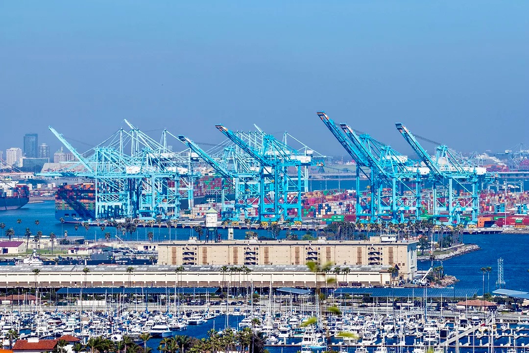 Los Angeles Limanı’nda One Henry Hudson adlı konteyner gemisinde tehlikeli madde içeren bir yangının çıkması, geminin açık alana çekilmesi ve dört terminalde operasyonların durmasıyla sonuçlanan olayın detaylı özeti.