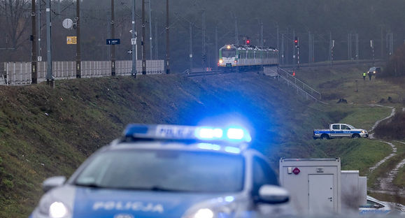 Polonya, Ukrayna’ya uzanan stratejik hat Line No.7’deki patlamanın iki Ukraynalı ajan tarafından Rus istihbaratı adına gerçekleştirildiğini açıkladı; olay sonrası doğu demiryolu hatları ordu tarafından korunmaya alındı.