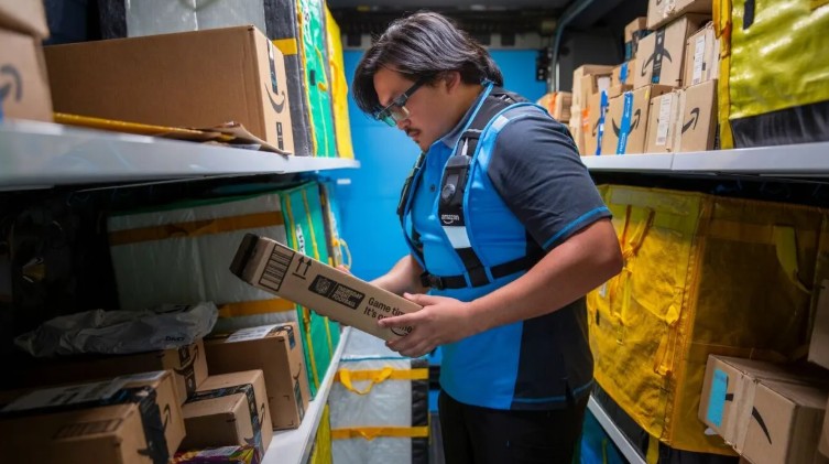 Amazon, Blue Jay adlı çok kollu robot sistemi, Project Eluna adlı otonom yapay zekâ modeli ve akıllı teslimat gözlükleriyle depo ve teslimat operasyonlarında verimliliği artırmayı hedefliyor.