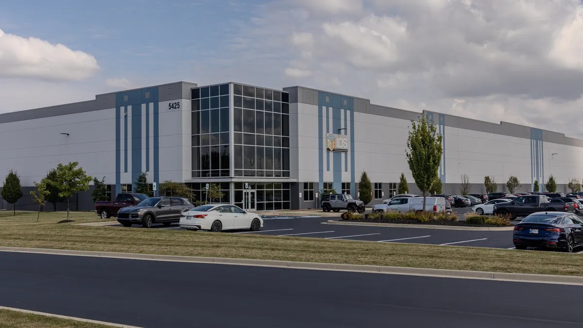 ABD’de Q3 2025’te net endüstriyel gayrimenkul absorpsiyonu 60 milyon ft²’ye ulaştı; Phoenix ve Indianapolis talep artışında başı çekerken, şirketlerin tarife belirsizliğine rağmen uzun vadeli depo yatırımlarına yöneldiği görüldü.