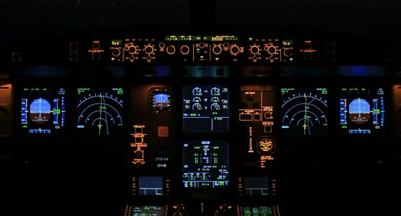 Airbus’ın A320 uçaklarında tespit edilen radyasyon kaynaklı veri bozulması riski nedeniyle başlattığı acil yazılım ve donanım güncellemelerinin küresel havayolu operasyonlarına etkisi