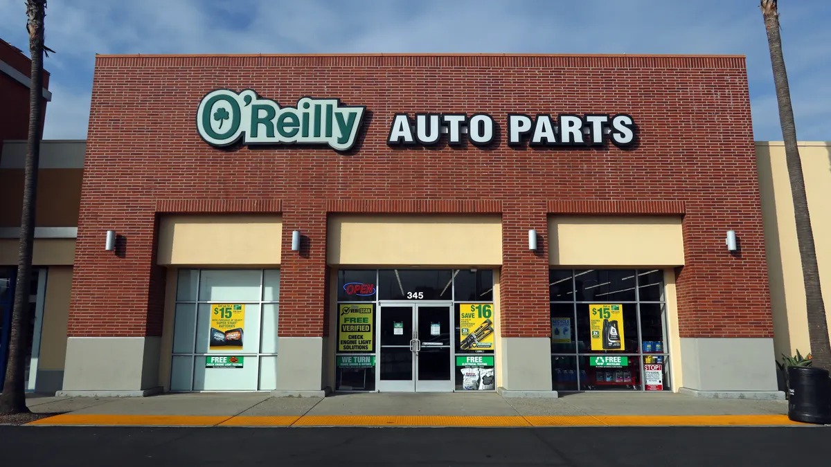 O’Reilly Automotive, tedarikçi risk yönetimini güçlendirerek finansal sağlamlık, ürün kalitesi, gönderim performansı ve tedarik çeşitlendirmesi üzerinden tarifelerin etkisini azaltmaya odaklanıyor. Çin’e bağımlılık %20’lerin ortasına düşmüş durumda.