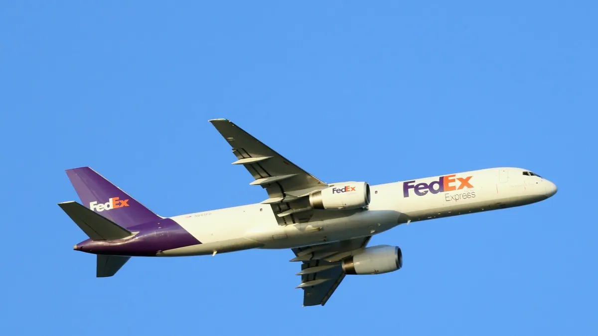 FedEx, MD-11 kargo uçaklarının yere indirilmesi nedeniyle mali yıl genelinde düzeltilmiş faaliyet kârında 175 milyon dolarlık olumsuz etki öngörürken, yoğun sezon boyunca dış kaynaklı hava kargo kapasitesine yönelmek zorunda kalıyor.