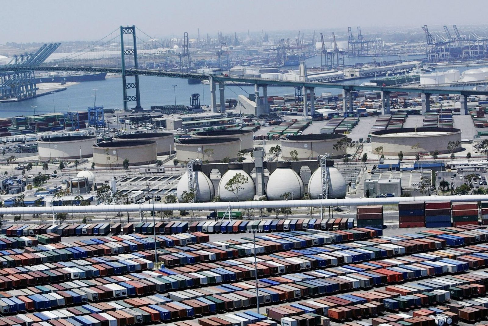 Vincent Thomas Köprüsü, Los Angeles Limanı’nın girişinde günde 53.000 araç (3.400 ağır vasıta dahil) taşıyor. Kaliforniya Ulaştırma Ajansı (CalSTA), 63 yıllık köprüde yeniden döşeme (redecking) çalışmalarının 2026 başında başlayacağını duyurdu.