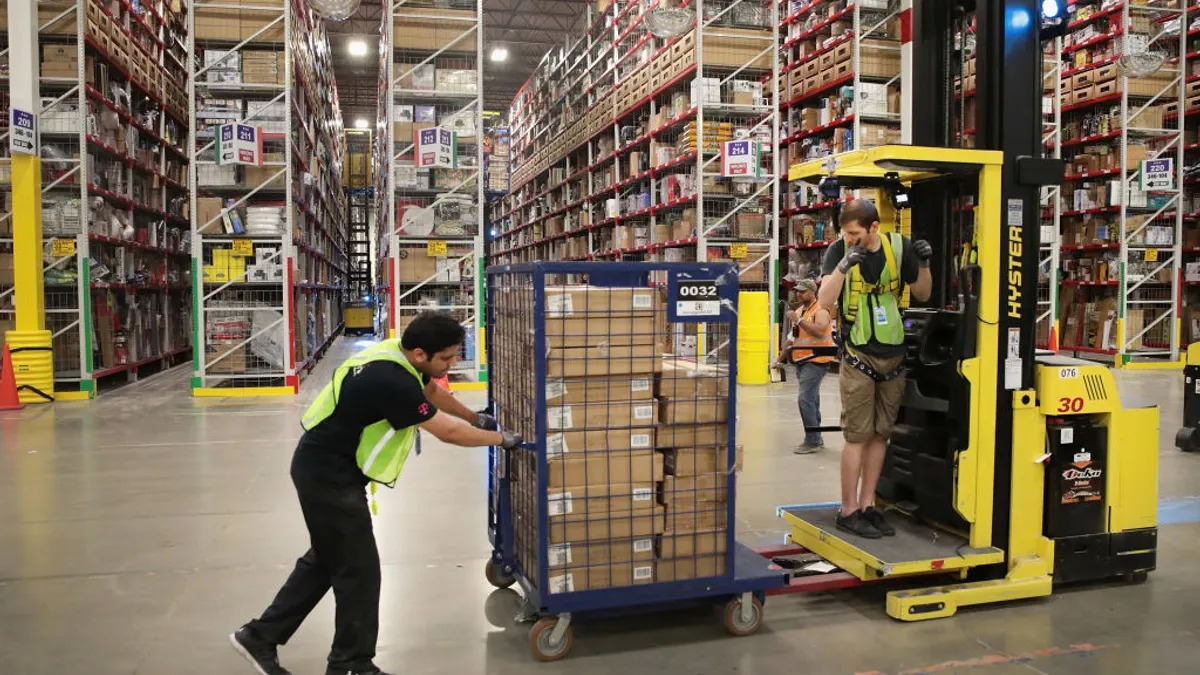 Amazon’un Trane Technologies ve BrainBox AI ile yürüttüğü pilot program sayesinde grocery fulfillment center’larda enerji tüketimini %15 azaltması, ulusal yayılım planı ve 2040 karbon nötr hedefiyle ilişkili lojistik etkilerin detaylı özeti