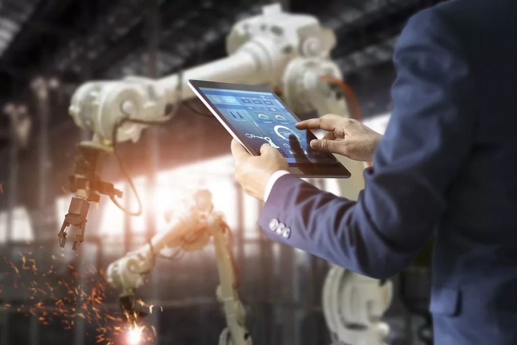 SAP’nin sunduğu Supply Chain Orchestration yaklaşımı, şirketlerin artan enflasyon, tarifeler, uyum baskıları, yetenek kıtlığı ve görünürlük sorunları karşısında tedarik zincirini uçtan uca bağlamasını, gerçek zamanlı veri paylaşmasını ve yapay zekâ destekli kararlar almasını sağlayarak volatiliteyi yönetebilir hâle getiriyor.