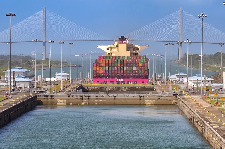 Çin, Panama Kanalı girişlerindeki iki stratejik limanın 22,8 milyar dolarlık satışında Cosco için kontrol payı talep ederken, ABD ile Çin arasında jeopolitik ve ticari gerilim derinleşmekte.