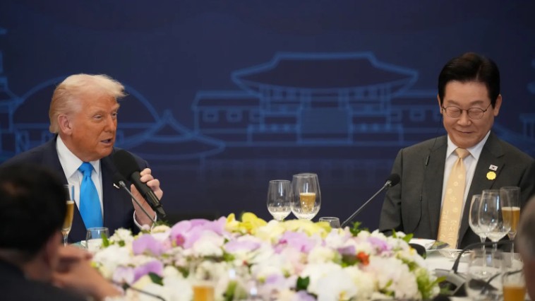 ABD Başkanı Donald Trump ve Güney Kore Devlet Başkanı Lee Jae Myung, Asya-Pasifik Ekonomik İşbirliği (APEC) zirvesi kapsamında Gyeongju’da bir araya geldi. Trump, iki ülke arasında “neredeyse tamamlanmış bir ticaret anlaşması” olduğunu açıkladı.