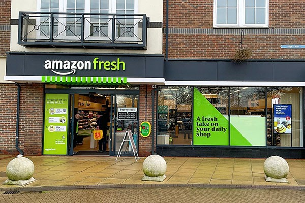 Amazon’un online ve fiziksel mağaza stoklarını tek siparişte birleştiren ve bir saat içinde teslim alma imkânı sunacak “rush pickup” modeli, click-and-collect pazarındaki rekabet ve fulfillment stratejisine etkilerinin detaylı özeti